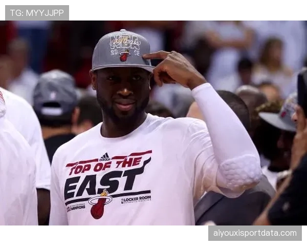 瞬间：韦德现身热火主场，与哈斯勒姆一同见证其球衣退役仪式